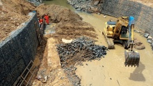 Construção de ponte e canalização do córrego